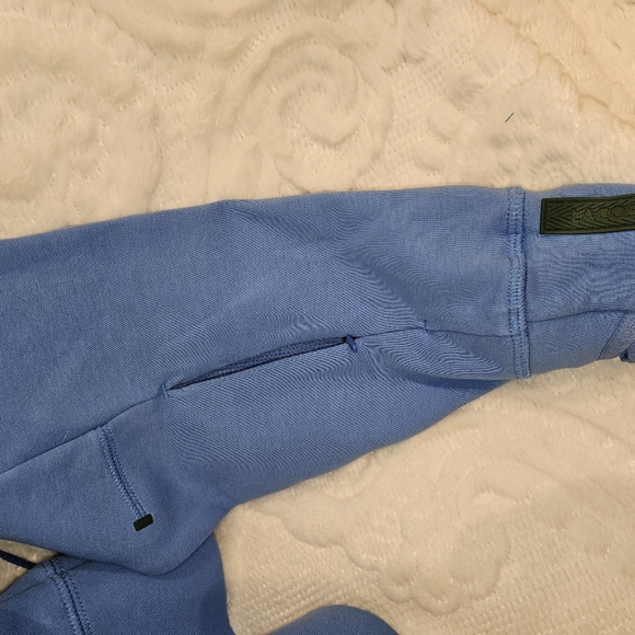 Lacoste joking suits - Picture 3 of 5